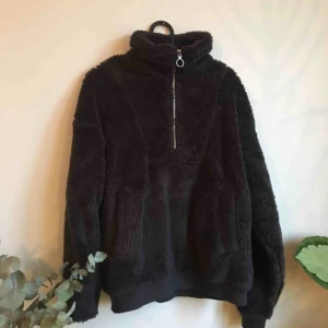  - Teddy fleece med zip från HM. Använd ett fåtal gånger. Frakt 70kr tilkommer.