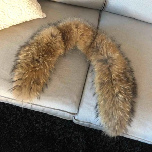  - Hollies pälskrage, äkta päls: tvättbjörn. 