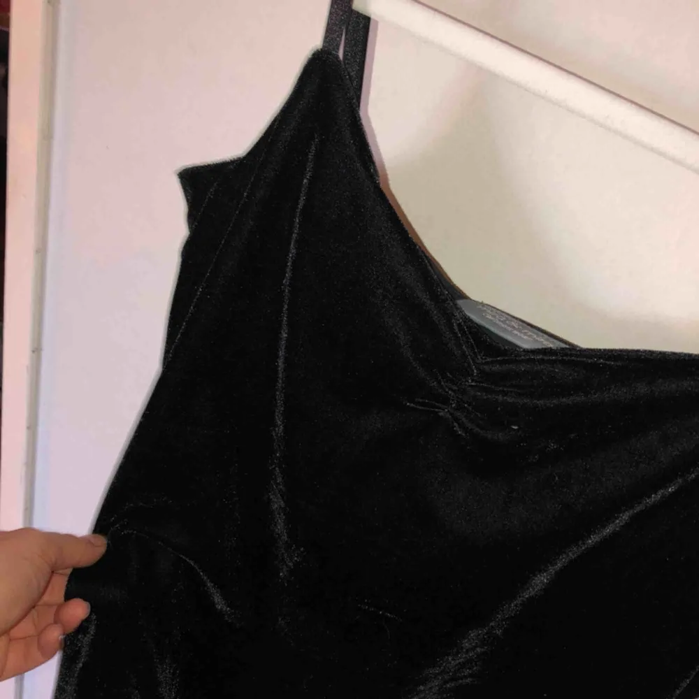 Riktigt fin sammetsklänning i svart. Helt oanvänd och så jäkla skön!! Säljer den då den tyvärr aldrig kommer till användning.. 🖤 Köparen står för frakt! 🧡. Klänningar.