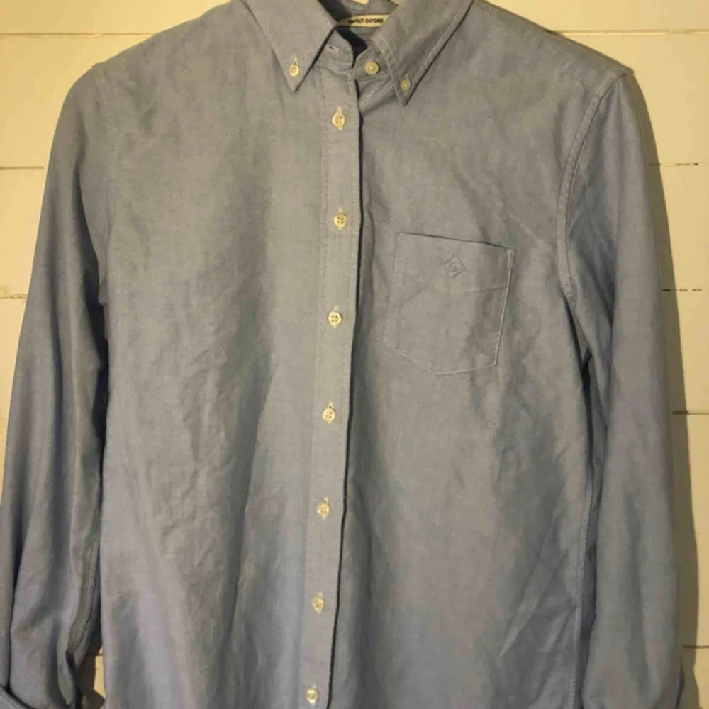 Ljusblå skjorta ifrån Gant Aldrig använd och i bra skick! Säljer pga används ej  Köparen står för frakten☺️ . Skjortor.