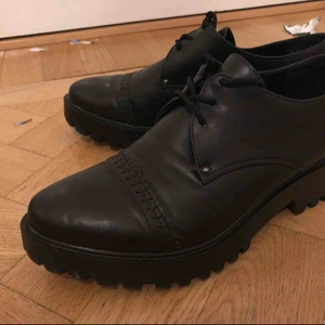  - Snygga oxford skor köpta i Milano Italien ändast 1g använda så dom är som helt nya och i perfekt skick🌹ny pris 999kr mitt pris 350kr🌹 +frakt 100kr💌