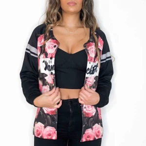  - Tröja som man kan knäppa igen också. Aldrig använd. Om man vill ha den fraktad står köparen för frakt (39kr)