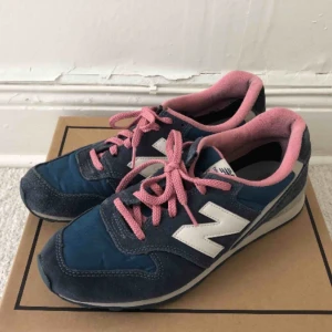  - Fina New Balance 996 sneakers använda knappt använda. Blå och rosa i storlek 39. Säljes då de är för stora för mig.