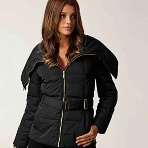  - Jättefin och bekväm vinterjacka från märket soaked in luxury. Obs: jackan är i modellen lång alltså inte samma som på bilden! Endast använd en säsong och har inte användning av den längre pga ny vinterjacka. Fråga gärna om frågor eller fler bilder! 