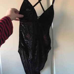  - SUPERfin body i sammet. Helt oanvänd då jag köpte fel storlek. Öppen i ryggen med korsade band.🍑