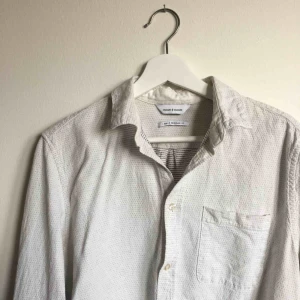  - Skjorta från Samsøe i vit med små prickar. I bra skick. Möts upp i Göteborg eller skickas. Frakt 50kr tillkommer. 