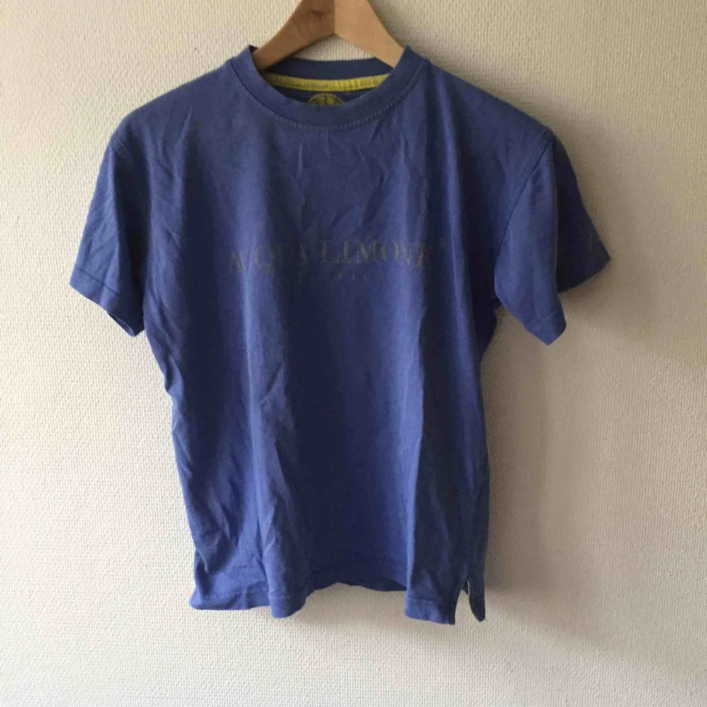 Tshirt från Acqua Limone. Saknar storlek (står en 10 i den) men skulle uppskattas till XS-S.. T-shirts.