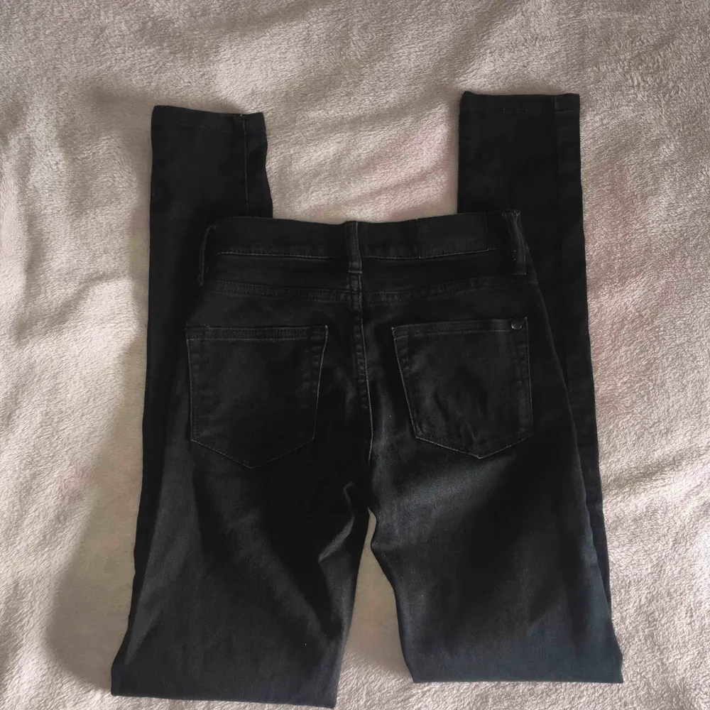 Svarta skinny jeans från lager 157 i storlek: xxs Använda ett fåtal gånger och är i mycket bra skick. Säljes pågrund av att dom blivit för små för mig. Priset kan diskuteras. Betalning tas via Swish, kontakta mig om du har fler frågor.💞. Jeans & Byxor.