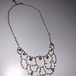  - Lite mer elegant halsband, säljer då det aldrig kommer till användning och är använt 1 gång. Frakt tillkommer och tar betalning via swish!