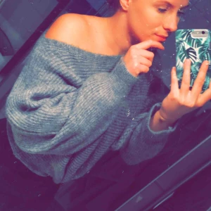  - Jättemysig och fin tröja! Använd 1 gång  Nypris: 250 Mitt pris:70  Köparen står för frakten