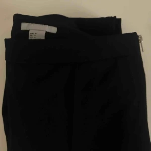  - Tighta kostymbyxor med ”sträck” längs båda benen fram (bild 2) och dragkedja på ena sidan. Bra kvalité!