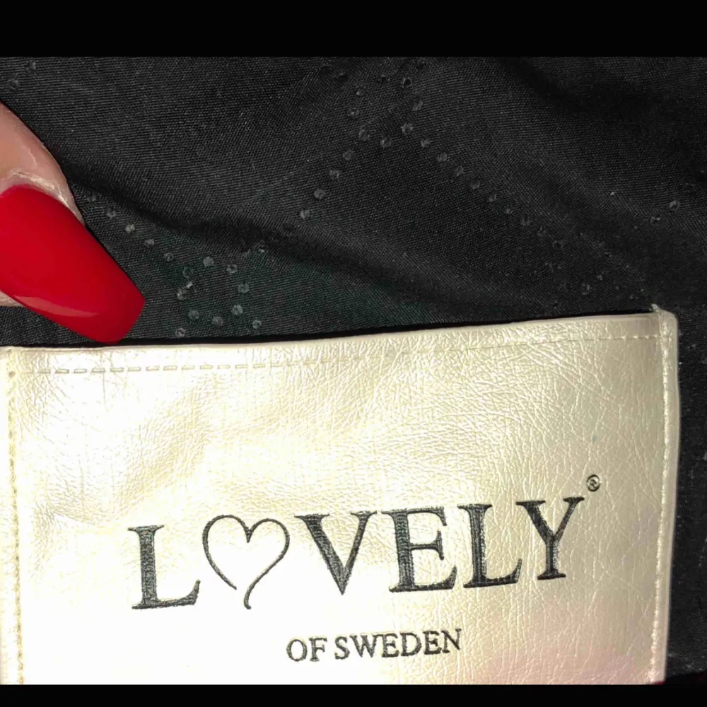 Mysig & skön snygg vår pälsjacka från LOVELY OF SWEDEN  har använts ändast 2 gånger ny pris 1599kr mitt pris 400kr storlek S/XS🌹säljs för att jag har köpt en ny och den hära kommer inte till någon användning längre :( tar bara swish 💗. Jackor.