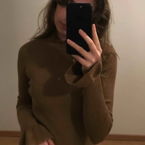  - En stretchig beige tröja från Gina Tricot med liten turtle-neck å andra detaljer. Passar nog på storlek S också! Använd ett par gånger