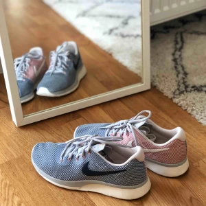  - Riktigt fina sneakers från NIKE köptes förra hösten för 999kr men är tyvärr bara använda en gång. Lite små i storleken, passar 40-40,5 men är storlek 41 i skon. Först till kvarn! Köpare står för frakt, upphämtning i Jakobsberg.