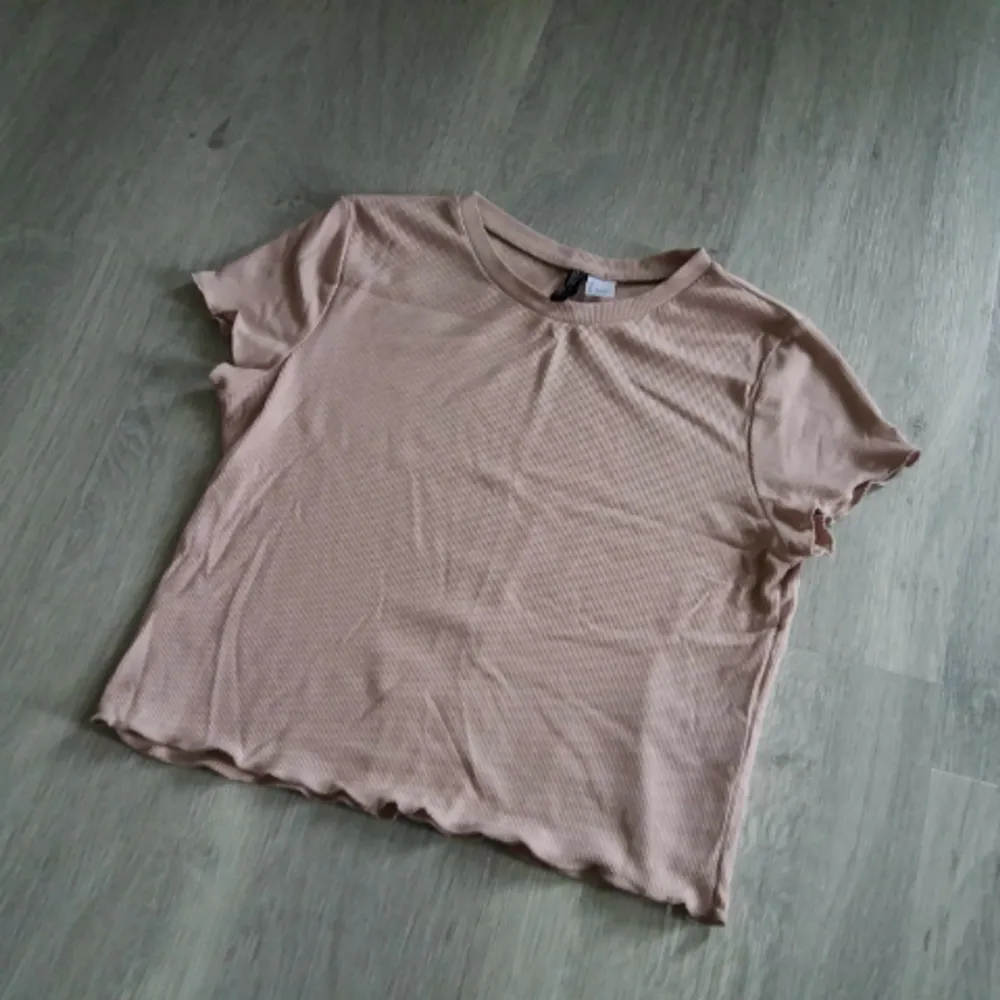 Tshirt från H&M i gammelrosa. Aldrig använd! Kan skickas om köparen står för frakt Betalas med swish🎉. T-shirts.