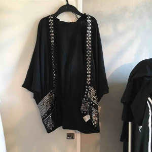  - Kavaj från gina tricot🌸 vissa paljetter kan sitta lite löst men annars fin😊