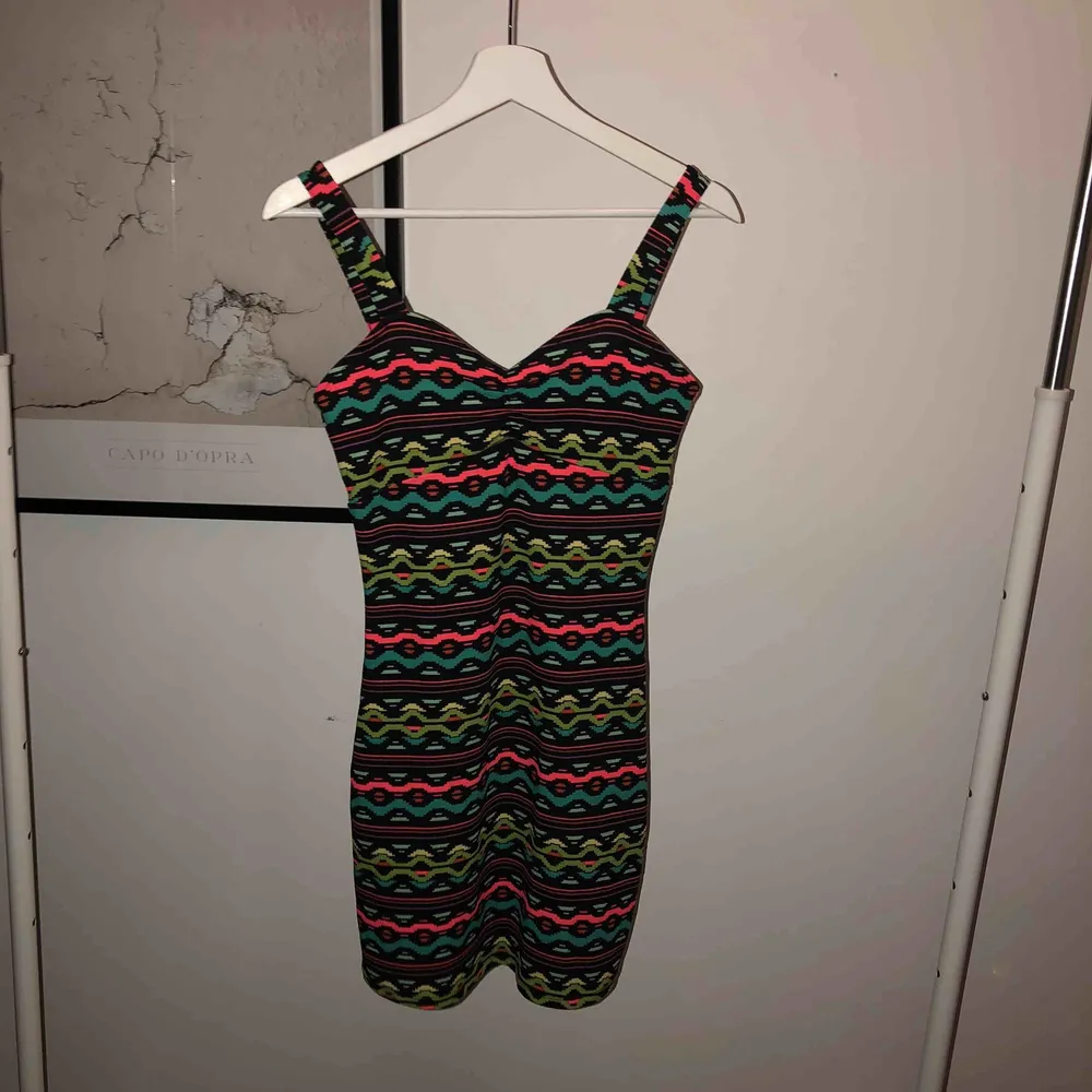 Tajt klänning från H&M’s Coachella Collection. Aldrig använd. Klänningar.