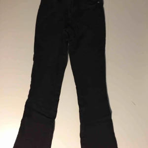  - Svarta bootcut jeans i stretch, bra skick