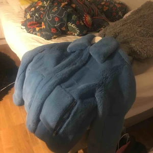  - fake päls jacka ifrån hm. köpt förra vintern för cirka 600kr. supermysig och varm i den svenska vintern haha. ❤️