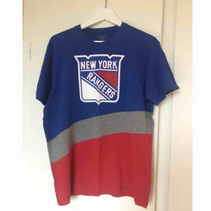  - T-shirt inköpt på asos. Endast använd ett par gånger så jättebra skick! Den är i storlek L men tycker den är någonstans mellan M & L i storlek. Frakt tillkommer!