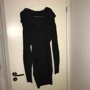  - En fin stickad grön klänning