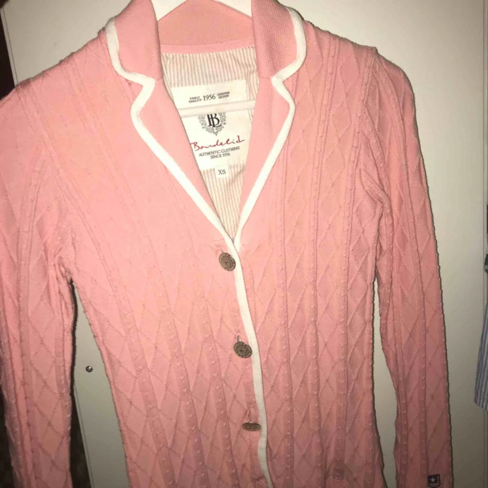Köpte denna tröja och den satt perfekt, sedan fick jag bröst.. Använd 2gånger.... älskar den annars, den är så fin!🌸 köpt för ca 900kr. Tröjor & Koftor.