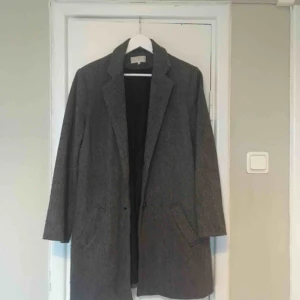  - Snygg vinterkappa från Sisters, köpt på second hand! 60% polyester 40% ull!  Säljer pga för stor! Kan användas som oversize om man vill! Säljaren står för frakten✨