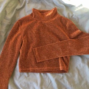  - Jätteglittrig långärmad croptop i SÅ fin kopparfärg. Använd endast någon gång. Asnajs festtröja💛