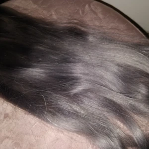  - Äkta löshår från Rapunzel 50cm Använd två ggr . Färg grå. Är 2 stycken tre delar , 1 etta & 1 tvåa . För dig som vill ha tjockare eller längre hår. Går såklart att färga!