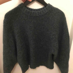  - Fin grön tröja från Monki. Köpt i år på Monki för 450 kr. Använd och lite nopprig men fint skick. Frakt tillkommer. Kan mötas upp i Göteborg