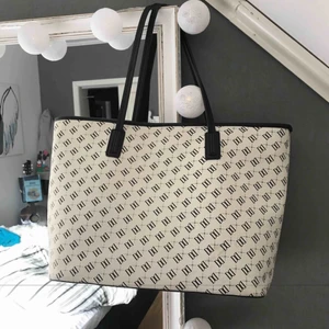  - Rymlig handväska   250kr inkl frakt  Lite skiten vid handtagen