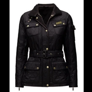  - Figursydd jacka från Barbour, storlek 32 men passar även xS. Fodrad. Bälte medföljer. För fler bilder/frågor skriv privat ✨