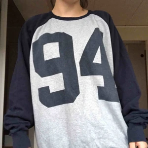  - pris är förhandlingsbart vid snabb affär✨ köper du flera plagg får du rabatt⭐️ stor oversized tröja med "94" därfram, mysig. använd ett fåtal gånger 