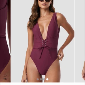  - Baddräkt från NA-KD i färgen ”burgundy”. Aldrig använd, alla lappar samt trosskyddet finns kvar på plagget. Som ny. Köpt för 349kr.  Köpare står för frakt.