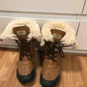  - Vinterstövlar äkta från uggs . Stl 40 Nypris 2700kr Använda men i fint skick. Yttermaterial: Skinn Foder: Med lammullsfoder Innersula: Lammskinn Sula: Konstmaterial