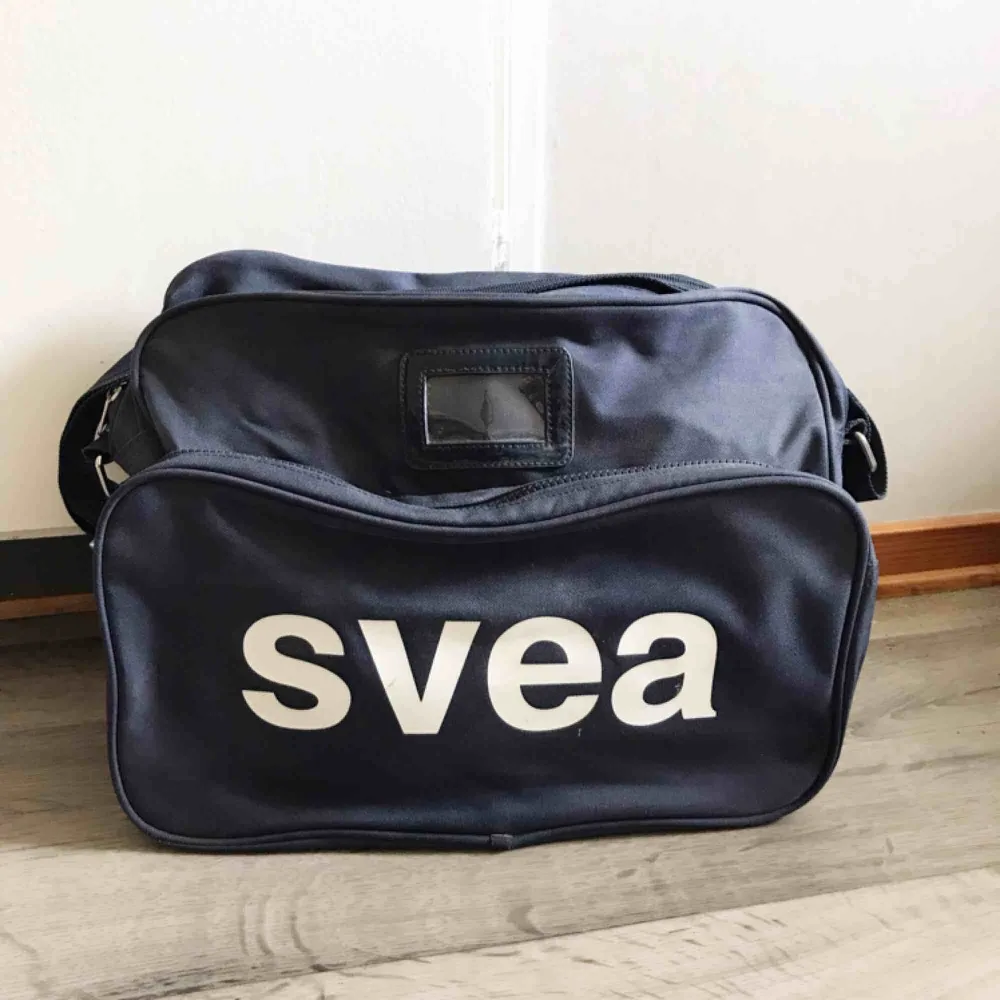 Väska från Svea. Fint skick. Pris: 150 kr eller bud. Köparen står för frakten.. Väskor.