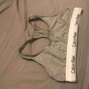  - Grå Kalvin Clain topp, storlek M 