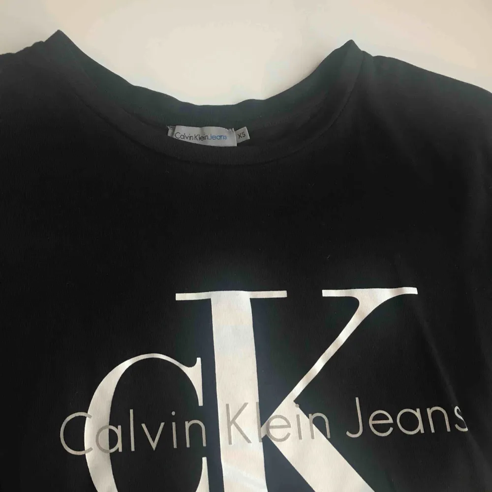 Svart t-shirt från Calvin Klein, köptes för 500kr. Använd fåtal gånger och är i bra skick. Köparen står för frakt:). T-shirts.