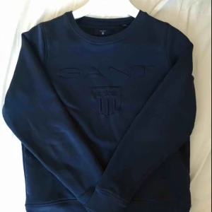  - Superfin Gant-sweater i bästa skicket, nyskick. Strl xs. 😊 Mörkblå.  250kr + frakt om den ska skickas (36kr), endast seriöst intresserade hör av sig!😃