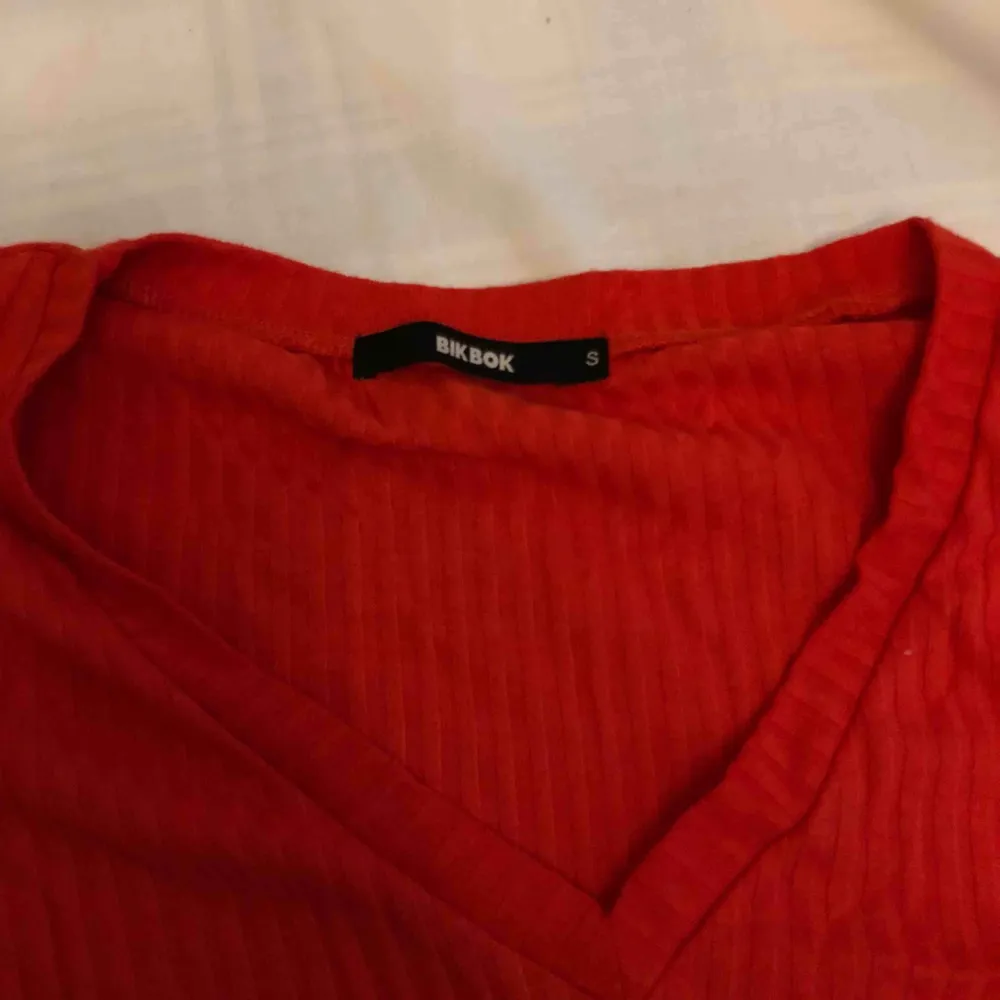Röd v-ringad t-shirt från bik bok. Knappt använd. Frakt ingår. T-shirts.