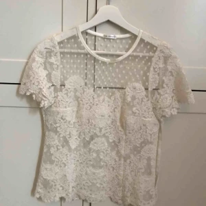  - Topp från Ida Sjöstedt, använd en gång. superfin!  Matchande tyllkjol finns. 