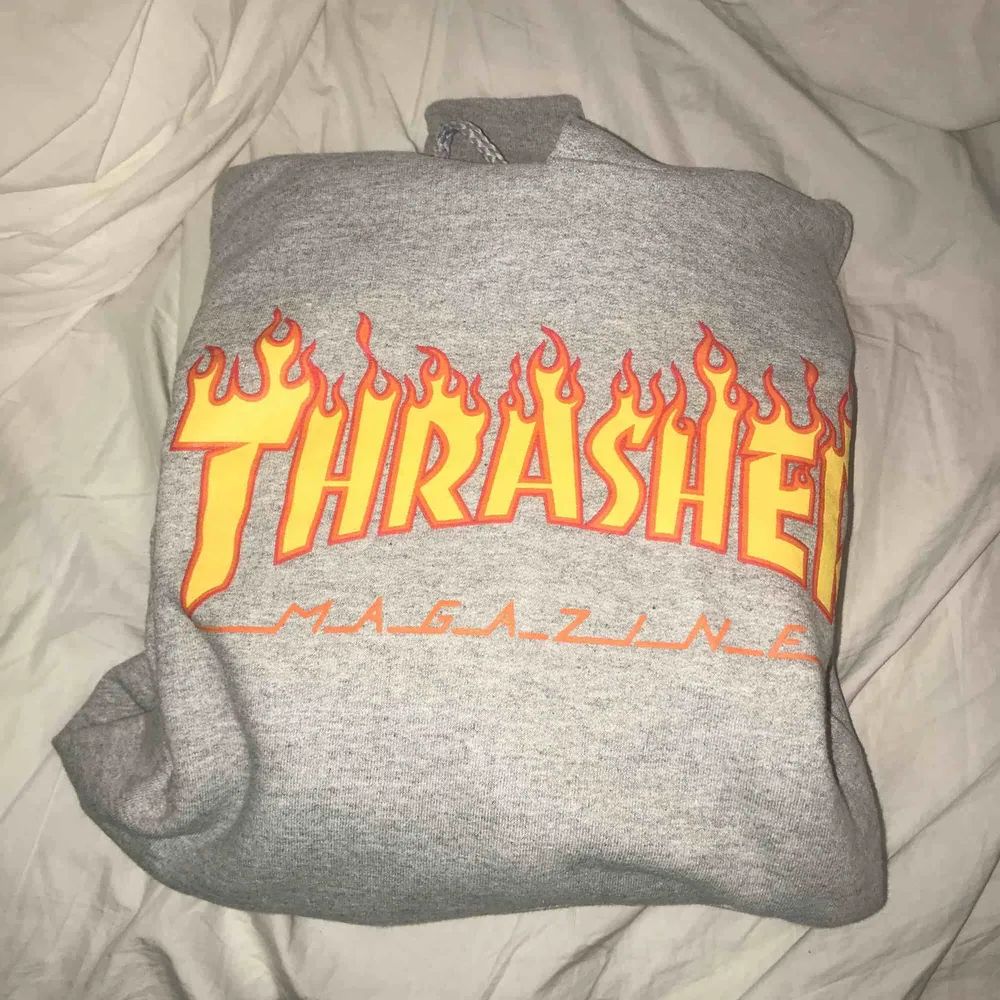 Thrasher hoodie med flames. Använd några gånger. OBS finns en fläck vid fickan på hoodien, det är superlim, vet ej om det går att få bort men det påverkar inte plagget i sin helhet. Nypris 900.. Hoodies.