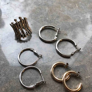  - Tre örhängen och en ring. 