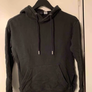  - Hoodie från HM, använt skick men fin.
