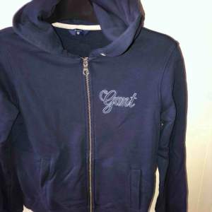 Gant hoodie, mysigt blå perfekt gill hösten knappt använd då den var förliten  20kr frakt