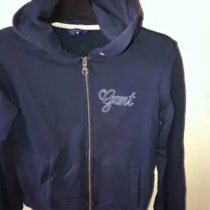 Gant hoodie, mysigt blå perfekt gill hösten knappt använd då den var förliten  20kr frakt