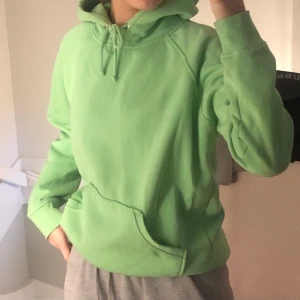 Grön hoodie  - Skrikgrön hoodie från bikbok. Bra passform på hoodie. Köparen står för frakten🌸