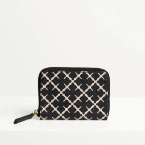 By Malene Birger plånbok - En jättefin plånbok från By Malene Birger. Använd men fortfarande väldigt bra skick. Köpte för 699 och säljer för 189kr + frakt