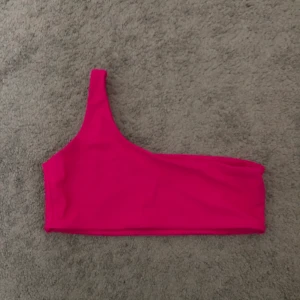 Bikini överdel  - Säljer denna supersnygga neon rosa överdelen! Jättefint med bara en axel! Saknar dock inlägg💓 Jättefint skick då den inte har kommit till användning! 