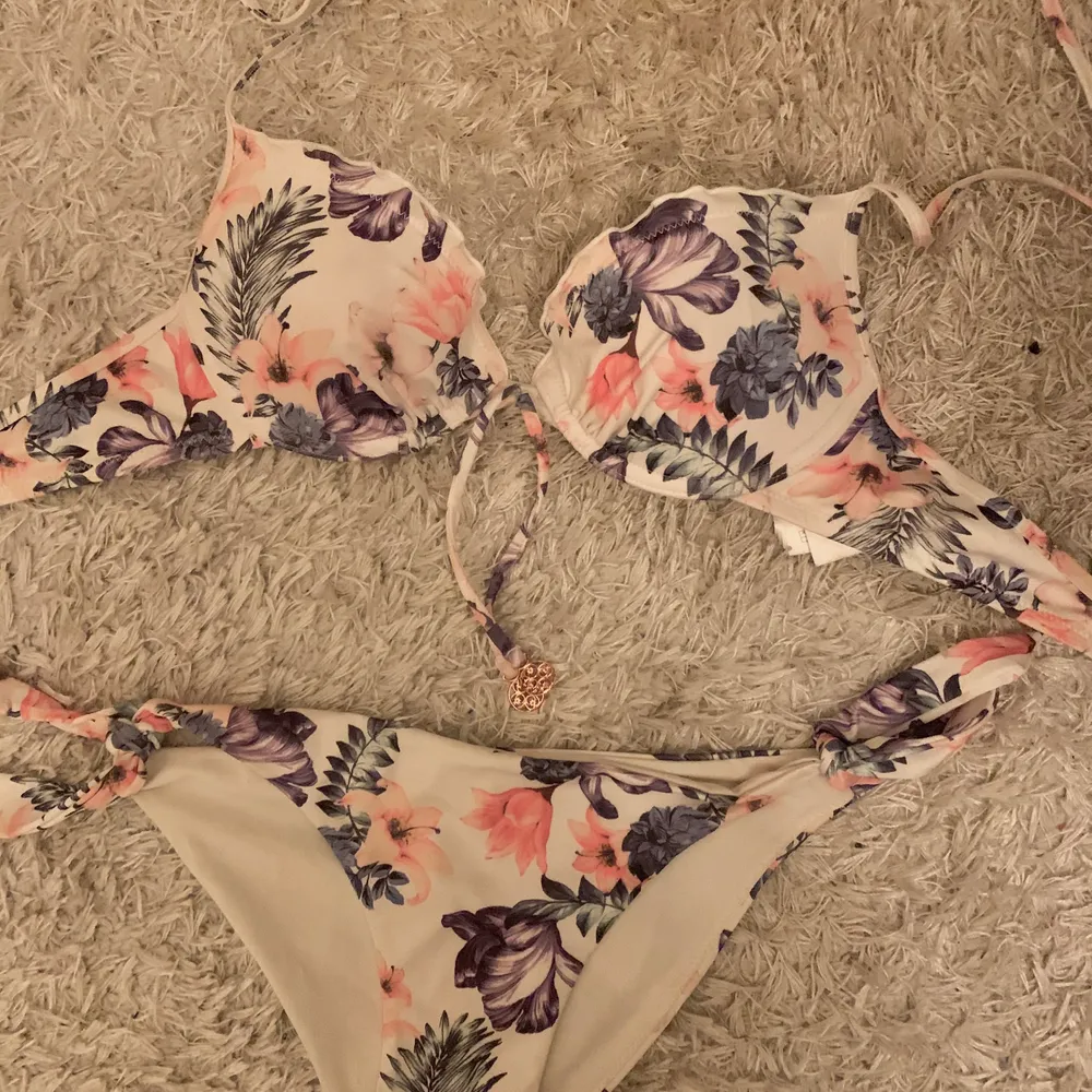 Fin blommig bikini från h&m,är för liten för mig .Man får toppen och båtten tsm.💕. Kjolar.